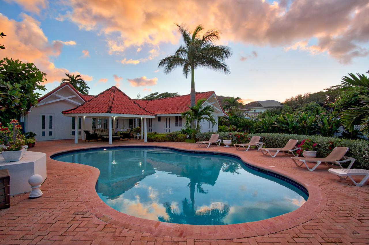Sunspot Villa Runaway Bay Bagian luar foto