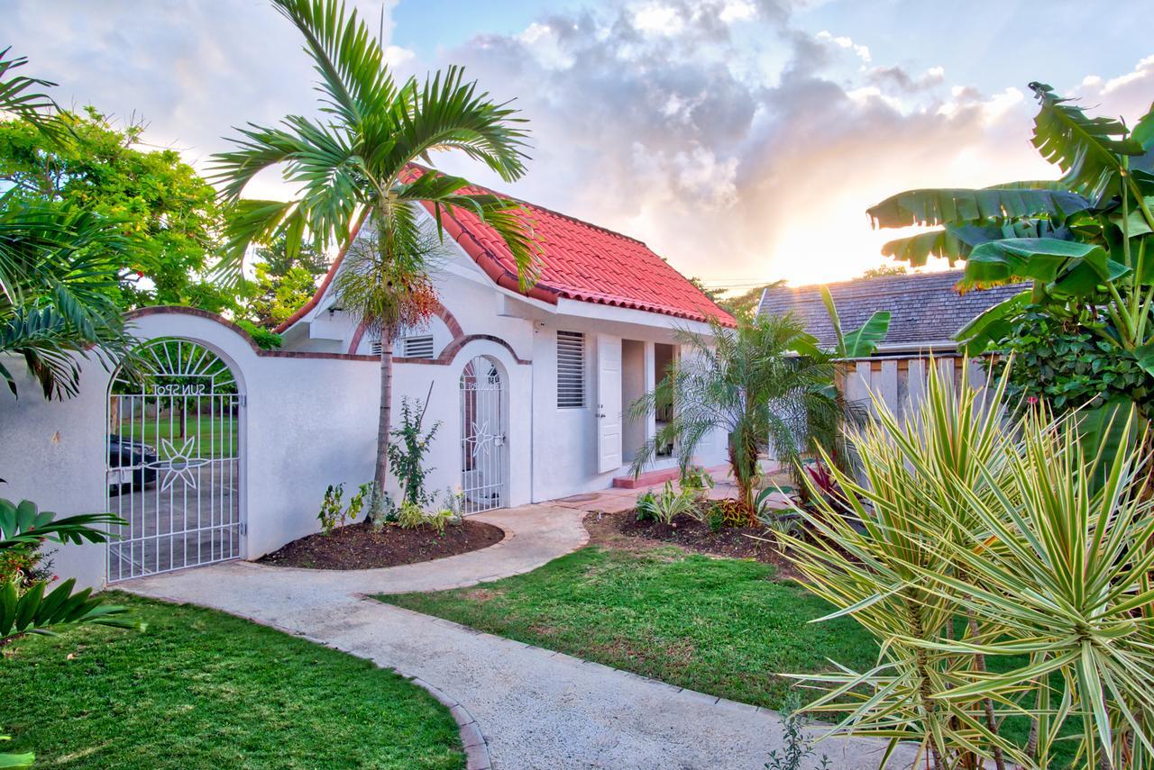 Sunspot Villa Runaway Bay Bagian luar foto
